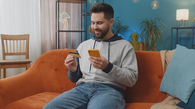 Milijoni v žepih spletnih goljufov