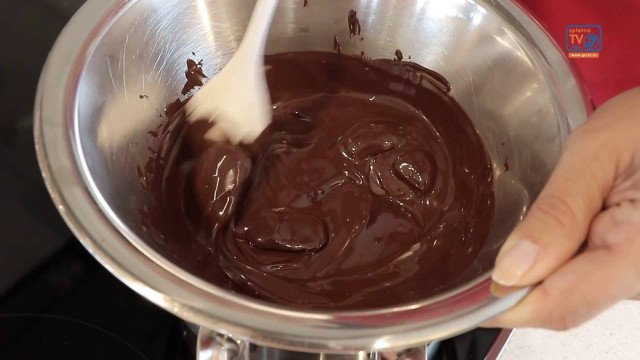 Kulinarični kotiček – Čokoladni biskvit brez moke in sladkorja