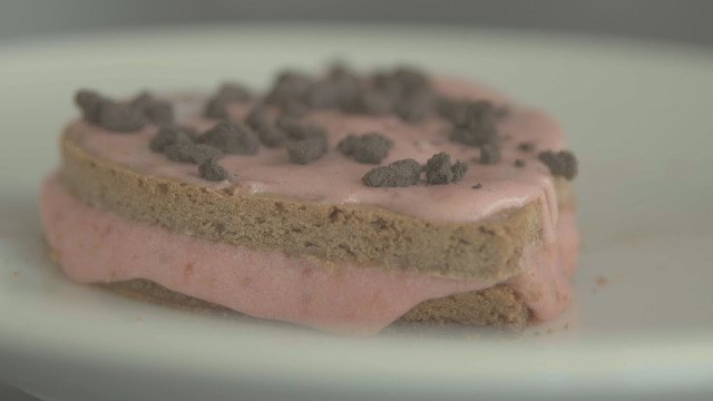 Kulinarični kotiček – Lahkotna sladica z višnjami in čokoladno-jagodni srček