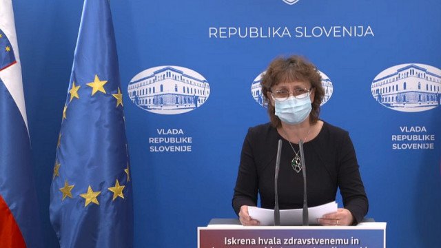 Izvajanje hitrih testov dviga število dnevno potrjenih pozitivnih PCR testiranj