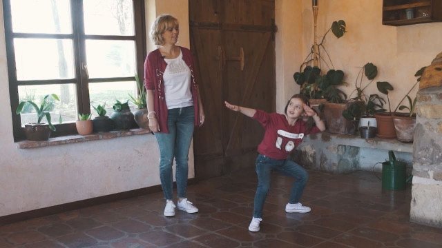 Ježek teka teka  -  koreografija in priredba v znakovni jezik