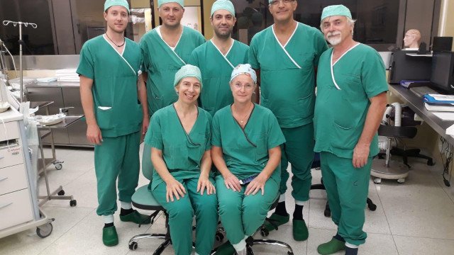Italijanski deklici slovenska kirurga povrnila sluh