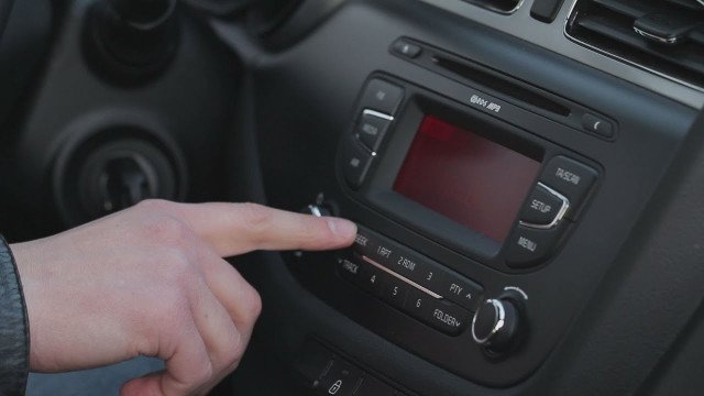 Ali gluhi v avtu prižgejo radio in govorijo po telefonu?