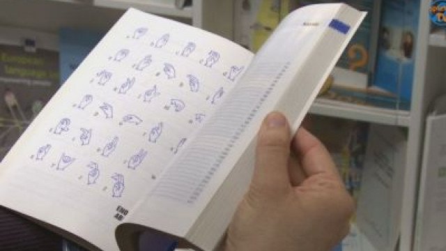 Uvajanje znakovnega jezika v izobraževanje gluhih in naglušnih na Slovenskem