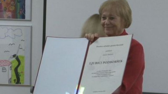 Podelitev častnega članstva Ljubici Podboršek ob 10. obletnici uveljavitve Zakona o uporabi SZJ