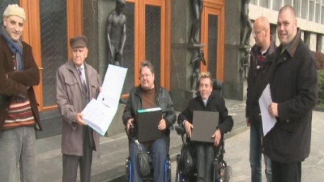 Invalidi predali podpise proti ZLPLS