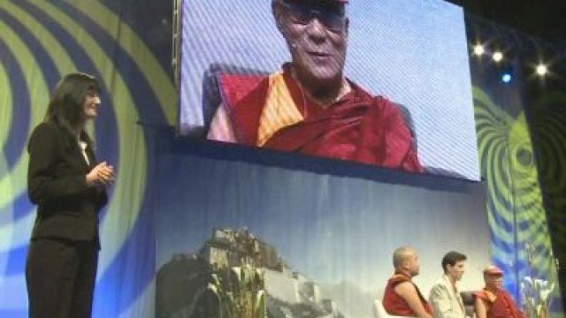 Dalajlama tudi v znakovnem jeziku