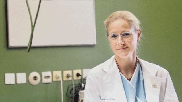 Prof. dr. Saba Battelino - Če s slušnim pripomočkom slabo razumete, svetujemo polžev vsadek!