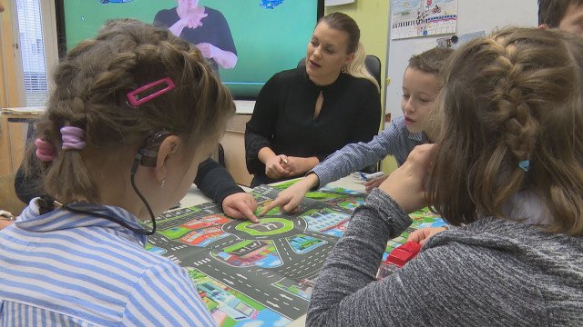 Slovenski znakovni jezik in jezik gluhoslepih v osnovne šole