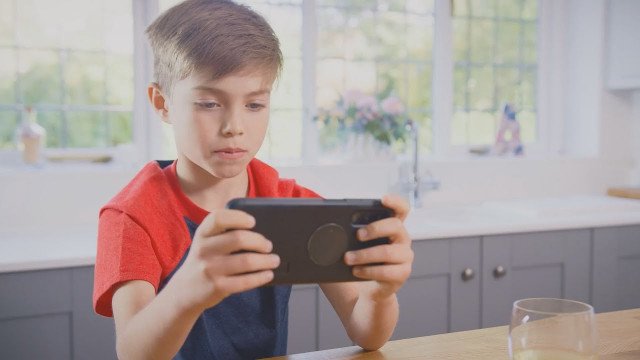 Digitalna zasvojenost mladih: nekateri celo opustijo šolanje