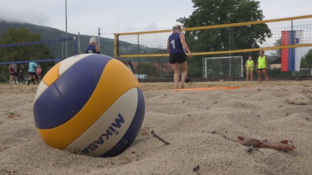 Kljub dežju vroče bitke odbojke na mivki