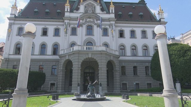 Univerza v Ljubljani in ZDGNS o reševanju financiranja tolmačev