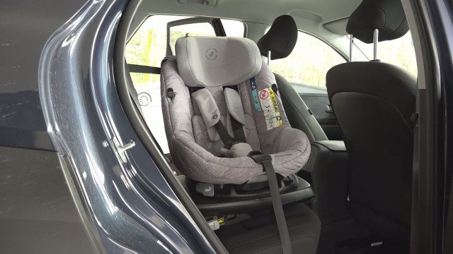 AMZS razkril nevarne otroške avtosedeže