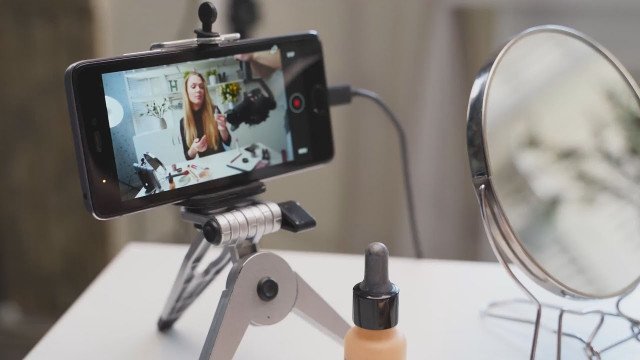 Kdo so spletni vplivneži in zakaj jih spremljamo?