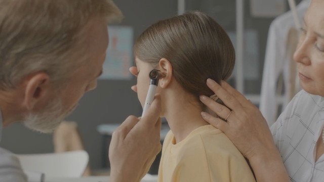 Od skupnosti do učilnic: skrb za sluh vseh otrok