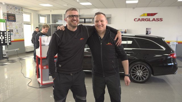 Gluhi serviser Eldion obožuje avtomobile