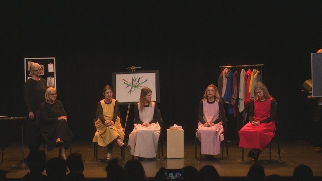 V soju gledaliških luči: Premiera Pet žensk – pet zgodb