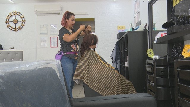 Od maroških salonov do Čečovja: zgodba gluhe frizerke Amal