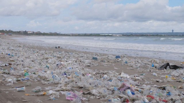 Resnica o plastenkah, pločevinkah in steklu
